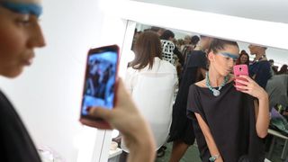 Zagreb – U Zagrebackom plesnom centru odrzana je revija poznatih hrvatskih dizajnera u sklopu devetog Modnog ormara. Detalji iz backstaga, frizeri i vizasisti vrse posljednje pripreme modela uoci revija. šminkanje. make-up. modeli, tetovaže, štikle. Photo