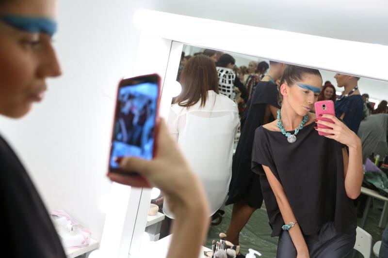 Zagreb – U Zagrebackom plesnom centru odrzana je revija poznatih hrvatskih dizajnera u sklopu devetog Modnog ormara. Detalji iz backstaga, frizeri i vizasisti vrse posljednje pripreme modela uoci revija. šminkanje. make-up. modeli, tetovaže, štikle. Photo