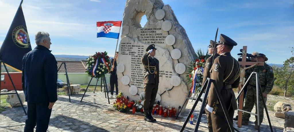 Obilježena 30. obljetnica stradanja civila i branitelja u Nadinu Obilježena 30. obljetnica stradanja civila i branitelja u Nadinu