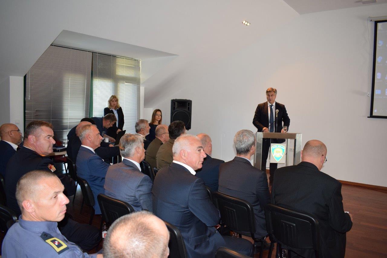 U Divuljama održana tematska sjednica premijera i župana o požarnoj sezoni U Divuljama održana tematska sjednica premijera i župana o požarnoj sezoni