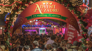 Deset tisuća posjetitelja uživalo u otvorenju Adventa u Zadru- koncertu Ivana Zaka i vatrometu
