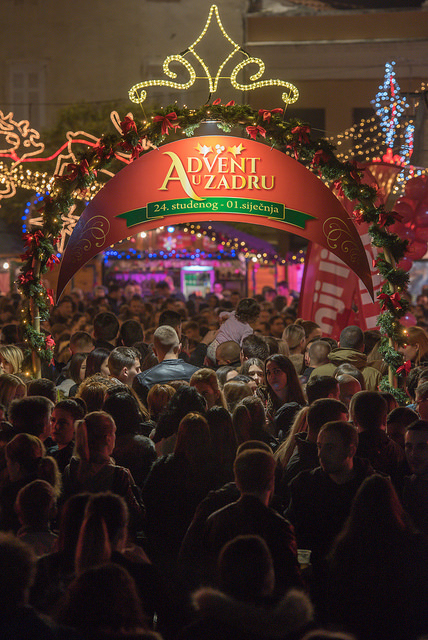 Deset tisuća posjetitelja uživalo u otvorenju Adventa u Zadru- koncertu Ivana Zaka i vatrometu