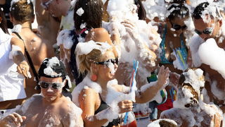 Zrce, Novalja 290710.
Aquarius pjena party srpanj 2010. – Jedan od zastitnih znakova Aquariusa na Zrcu je pjena party. Svakog dana na after beach partyjima on starta u 17.00 te se ponovi jos nekoliko puta. Ove godine Aquarius ima i dodatni top koji baca p Zrce, Novalja 290710.
Aquarius pjena party srpanj 2010. – Jedan od zastitnih znakova Aquariusa na Zrcu je pjena party. Svakog dana na after beach partyjima on starta u 17.00 te se ponovi jos nekoliko puta. Ove godine Aquarius ima i dodatni top koji baca p