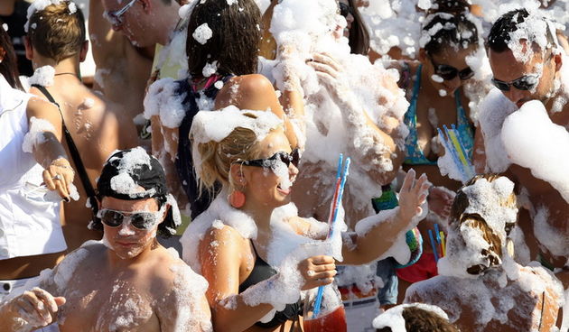 Zrce, Novalja 290710.
Aquarius pjena party srpanj 2010. – Jedan od zastitnih znakova Aquariusa na Zrcu je pjena party. Svakog dana na after beach partyjima on starta u 17.00 te se ponovi jos nekoliko puta. Ove godine Aquarius ima i dodatni top koji baca p