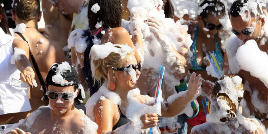 Zrce, Novalja 290710.
Aquarius pjena party srpanj 2010. – Jedan od zastitnih znakova Aquariusa na Zrcu je pjena party. Svakog dana na after beach partyjima on starta u 17.00 te se ponovi jos nekoliko puta. Ove godine Aquarius ima i dodatni top koji baca p