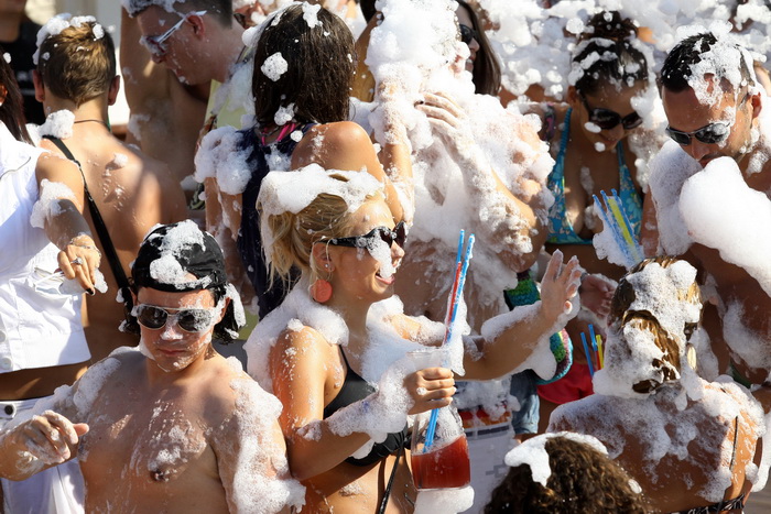 Zrce, Novalja 290710.
Aquarius pjena party srpanj 2010. – Jedan od zastitnih znakova Aquariusa na Zrcu je pjena party. Svakog dana na after beach partyjima on starta u 17.00 te se ponovi jos nekoliko puta. Ove godine Aquarius ima i dodatni top koji baca p Zrce, Novalja 290710.
Aquarius pjena party srpanj 2010. – Jedan od zastitnih znakova Aquariusa na Zrcu je pjena party. Svakog dana na after beach partyjima on starta u 17.00 te se ponovi jos nekoliko puta. Ove godine Aquarius ima i dodatni top koji baca p