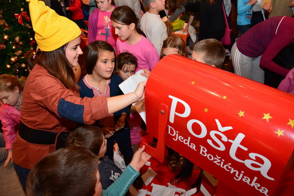 Supernova Zadar: Sveti Nikola i kamion Djeda mraza, Foto: Iva Perinčić Supernova Zadar: Sveti Nikola i kamion Djeda mraza, Foto: Iva Perinčić