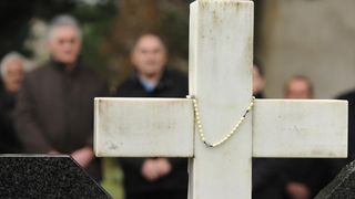 Ervenik: Na obiteljskoj grobnici obilježena 23. obljetnica stradanja obitelji Čengić, foto: Hrvoje Jelavić/PIXSELL