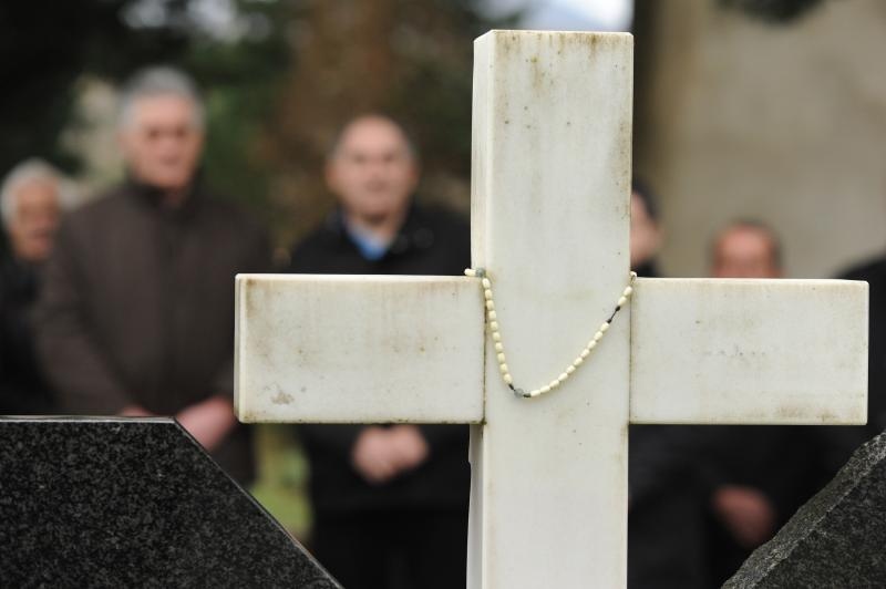 Ervenik: Na obiteljskoj grobnici obilježena 23. obljetnica stradanja obitelji Čengić, foto: Hrvoje Jelavić/PIXSELL