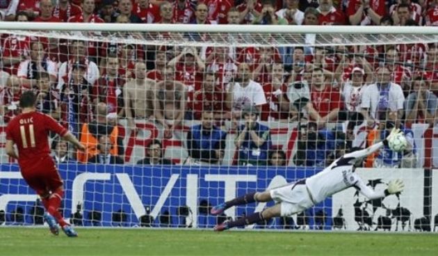 Ivica Olić i Petr Cech, Foto: AP Photo