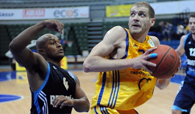 Zagreb, 011210. Kosarkaski centar Drazen Petrovic. EuroChallenge, kosarkaska utakmica 3. kola, susret  KK Zagreb i BK Prostejov. Na slici: Luka Zoric. Foto: Damir Krajac / CROPIX