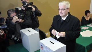 Zagreb, 041211.Parlamentarni izbori 2011.Biracko mjesto u Palmoticevoj 30.Na slici: glasovanje predsjednika RH Ive Josipovica.Foto: Marko Miscevic / CROPIX