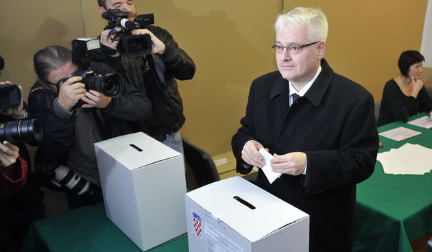 Zagreb, 041211.Parlamentarni izbori 2011.Biracko mjesto u Palmoticevoj 30.Na slici: glasovanje predsjednika RH Ive Josipovica.Foto: Marko Miscevic / CROPIX