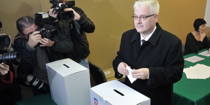 Zagreb, 041211.Parlamentarni izbori 2011.Biracko mjesto u Palmoticevoj 30.Na slici: glasovanje predsjednika RH Ive Josipovica.Foto: Marko Miscevic / CROPIX