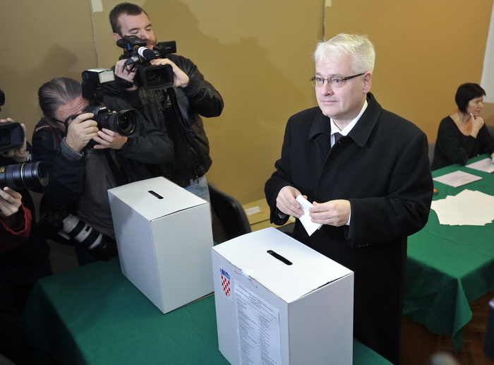 Zagreb, 041211.Parlamentarni izbori 2011.Biracko mjesto u Palmoticevoj 30.Na slici: glasovanje predsjednika RH Ive Josipovica.Foto: Marko Miscevic / CROPIX