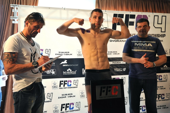 Zadar, 090513.
Sluzbeno vaganje sudionika za borilacki spektakl FFC 04 koji se sutra odrzava u dvorani na Visnjiku.
Foto: Luka Gerlanc / CROPIX Zadar, 090513.
Sluzbeno vaganje sudionika za borilacki spektakl FFC 04 koji se sutra odrzava u dvorani na Visnjiku.
Foto: Luka Gerlanc / CROPIX