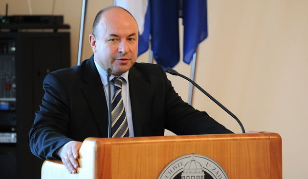 Zadar, 230413.
Jutros je u svecanoj dvorani zadarskog sveucilista zapoceo znanstveni skup naslova Potencijali drustveno – gospodarskog razvitka Zadarske zupanije.
Na fotografiji: rektor Ante Uglesic.
Foto: Luka Gerlanc / CROPIX