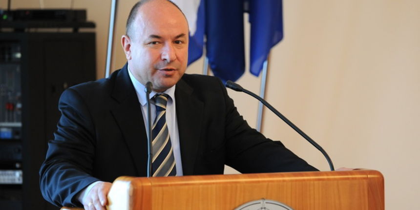 Zadar, 230413.
Jutros je u svecanoj dvorani zadarskog sveucilista zapoceo znanstveni skup naslova Potencijali drustveno – gospodarskog razvitka Zadarske zupanije.
Na fotografiji: rektor Ante Uglesic.
Foto: Luka Gerlanc / CROPIX Zadar, 230413.
Jutros je u svecanoj dvorani zadarskog sveucilista zapoceo znanstveni skup naslova Potencijali drustveno – gospodarskog razvitka Zadarske zupanije.
Na fotografiji: rektor Ante Uglesic.
Foto: Luka Gerlanc / CROPIX