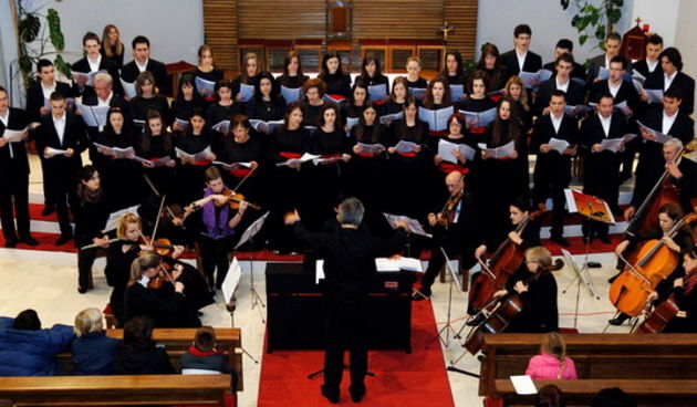 Zadar, 171109.
Veceras  je u Skabrnji zapocelo obiljezavanje ” Dana sjecanja na stradavanje Skabrnje u Domovinskom ratu prije 18 god. ” U zupnoj crkvi Uznesenja Blazene Djevice Marije nastupio je katedralni zbor iz Mostara, studenti glazbene akademije iz