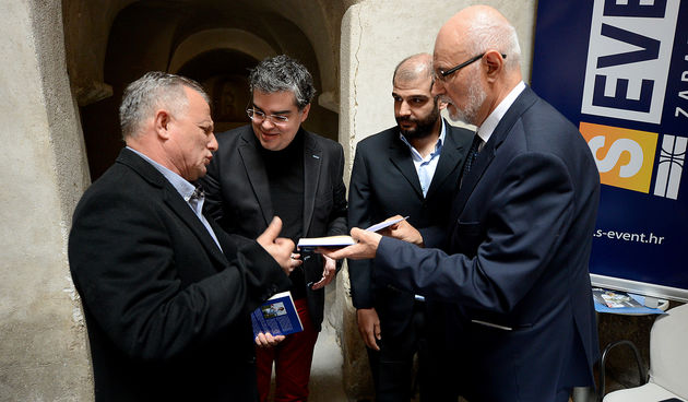 Stipe Modrić u društvu autora knjige Vicentea Azpitartea i José Manuela Puertasa