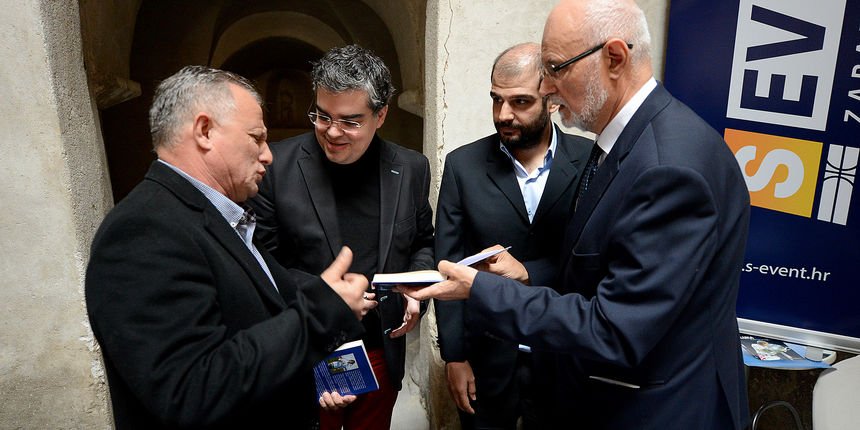 Stipe Modrić u društvu autora knjige Vicentea Azpitartea i José Manuela Puertasa Stipe Modrić u društvu autora knjige Vicentea Azpitartea i José Manuela Puertasa