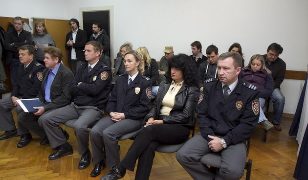 Bjelovar, 171110. Oko devet sati na Zupanijskom sudu u Bjelovaru pocinje sudjenje supruznicima Zdravku i Visnji Pevec. Na slici: Zdravko Pevec i Visnja Pevec u sudnici. Foto: Goran Matejak / BJELOVARSKI LIST / CROPIX