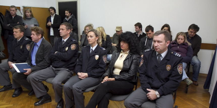 Bjelovar, 171110. Oko devet sati na Zupanijskom sudu u Bjelovaru pocinje sudjenje supruznicima Zdravku i Visnji Pevec. Na slici: Zdravko Pevec i Visnja Pevec u sudnici. Foto: Goran Matejak / BJELOVARSKI LIST / CROPIX