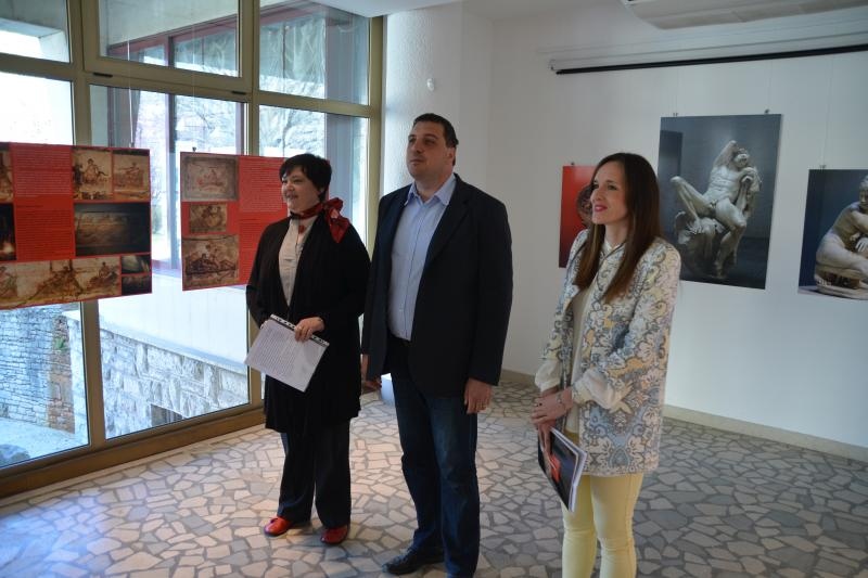 U Galeriji C8 otvorena je izlozba Ars Amatoria ljubav i erotika u starom Rimu koju organiziraju Arheoloski muzej Zadar i Arheoloski muzej Istre .O izlozbi su govorili Darko Komso ravnatelj Arheoloskog muzeja u Puli i Autorica izlozbe dr. sc. Kornelija A. U Galeriji C8 otvorena je izlozba Ars Amatoria ljubav i erotika u starom Rimu koju organiziraju Arheoloski muzej Zadar i Arheoloski muzej Istre .O izlozbi su govorili Darko Komso ravnatelj Arheoloskog muzeja u Puli i Autorica izlozbe dr. sc. Kornelija A.