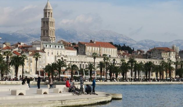 Lijep i suncan dan gradjani i turisti iskoristili za setnju gradom.