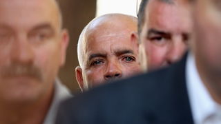 Zadar, 250512.
Radnici tvrtke Gortan odrzavaju prosvjedni skup pod nazivom Pet do 12 zbog neisplacenih placa, nezakonitog smanjenja placa i otpustanja dijela radnika. Prosvjed se odrzao pred tvrtkom Gortan na Vostarnici. 
Na sliciNa slici radnici.
Foto: J