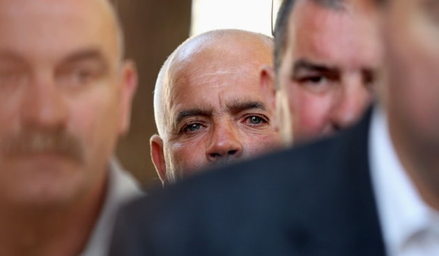 Zadar, 250512.
Radnici tvrtke Gortan odrzavaju prosvjedni skup pod nazivom Pet do 12 zbog neisplacenih placa, nezakonitog smanjenja placa i otpustanja dijela radnika. Prosvjed se odrzao pred tvrtkom Gortan na Vostarnici. 
Na sliciNa slici radnici.
Foto: J