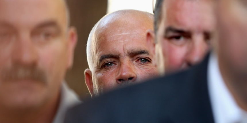 Zadar, 250512.
Radnici tvrtke Gortan odrzavaju prosvjedni skup pod nazivom Pet do 12 zbog neisplacenih placa, nezakonitog smanjenja placa i otpustanja dijela radnika. Prosvjed se odrzao pred tvrtkom Gortan na Vostarnici. 
Na sliciNa slici radnici.
Foto: J