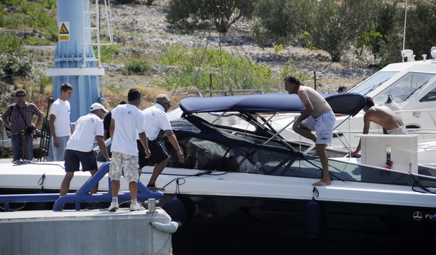 Primosten, 160811.
Kod otoka Maslinovik oko 12 sati doslo je do sudara  jedrilice Santa Pazienza i glisera kojim je upravljao zagrebacki poduzetnik Tomislav Horvatincic,  pri cemu su poginuli muskarac i zena sa jedrilice. 
Na slici: Gliser Horvatincica do