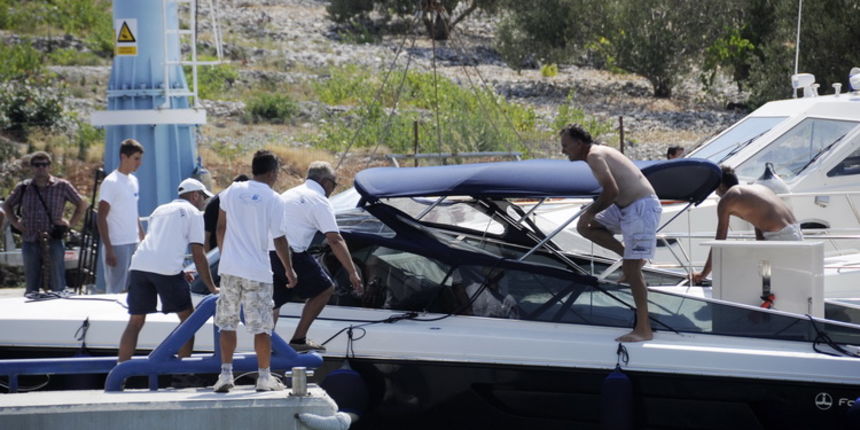 Primosten, 160811.
Kod otoka Maslinovik oko 12 sati doslo je do sudara jedrilice Santa Pazienza i glisera kojim je upravljao zagrebacki poduzetnik Tomislav Horvatincic, pri cemu su poginuli muskarac i zena sa jedrilice.
Na slici: Gliser Horvatincica do Primosten, 160811.
Kod otoka Maslinovik oko 12 sati doslo je do sudara jedrilice Santa Pazienza i glisera kojim je upravljao zagrebacki poduzetnik Tomislav Horvatincic, pri cemu su poginuli muskarac i zena sa jedrilice.
Na slici: Gliser Horvatincica do