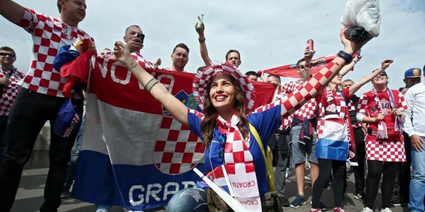 Euro 2016: Hrvatski navijači napravili fenomenalnu atmosferu u Parizu. Photo: Sanjin Strukić/PIXSELL Euro 2016: Hrvatski navijači napravili fenomenalnu atmosferu u Parizu. Photo: Sanjin Strukić/PIXSELL