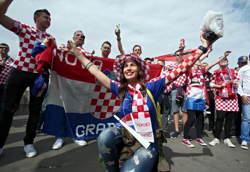 Euro 2016: Hrvatski navijači napravili fenomenalnu atmosferu u Parizu. Photo: Sanjin Strukić/PIXSELL Euro 2016: Hrvatski navijači napravili fenomenalnu atmosferu u Parizu. Photo: Sanjin Strukić/PIXSELL