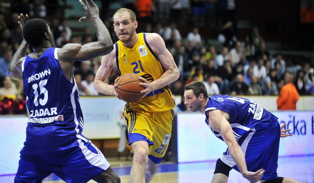 Zagreb, 210511.
SD Trnsko.
Kosarkaska utakmica poluzavrsnice doigravanja A-1 muske lige izmedju KK Zagreb Croatia osiguranje i KK Zadar.
Na slici: Luka Zoric (Zagreb) Brandon Charles Brown (Zadar).
Foto: Boris Kovacev / CROPIX