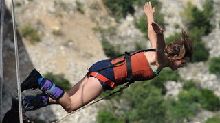 Maslenicki most, Zadar, 010712.
Doris Pincic, zvijezda Larinog izbora, svojim skokom je otvorila sezonu bungee skokova sa Maslenickog mosta. Svake godine sezona skokova se otvara skokovima poznatih osoba i novinara.
Na fotografiji: Doris Pincic.
Foto: Luk