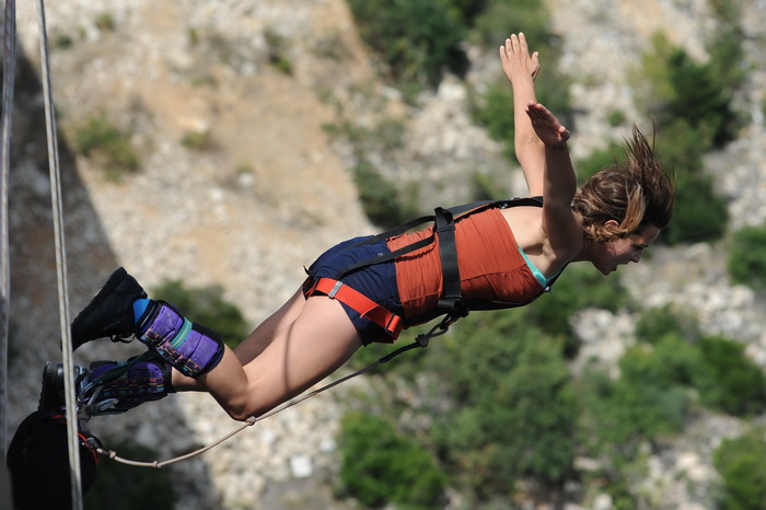 Maslenicki most, Zadar, 010712.
Doris Pincic, zvijezda Larinog izbora, svojim skokom je otvorila sezonu bungee skokova sa Maslenickog mosta. Svake godine sezona skokova se otvara skokovima poznatih osoba i novinara.
Na fotografiji: Doris Pincic.
Foto: Luk