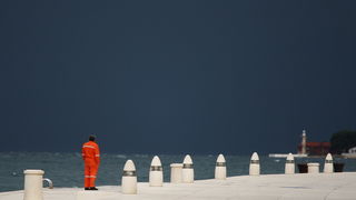 Zadar, 261110.
Oko 13 sati na grad Zadar srucilo se grmljavinsko nevrijeme praceno jakom kisom i tucom, te stvorilo probleme u prometu.
Na fotografiji: pogled u tamne oblake koji donose nevrijeme.
Foto: Vladimir Ivanov / CROPIX