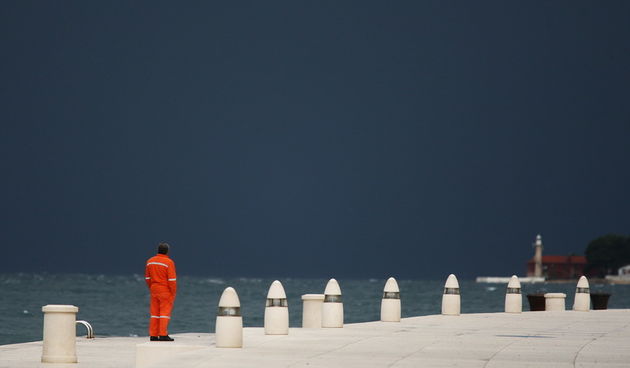 Zadar, 261110.
Oko 13 sati na grad Zadar srucilo se grmljavinsko nevrijeme praceno jakom kisom i tucom, te stvorilo probleme u prometu.
Na fotografiji: pogled u tamne oblake koji donose nevrijeme.
Foto: Vladimir Ivanov / CROPIX