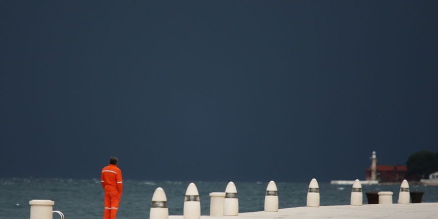 Zadar, 261110.
Oko 13 sati na grad Zadar srucilo se grmljavinsko nevrijeme praceno jakom kisom i tucom, te stvorilo probleme u prometu.
Na fotografiji: pogled u tamne oblake koji donose nevrijeme.
Foto: Vladimir Ivanov / CROPIX