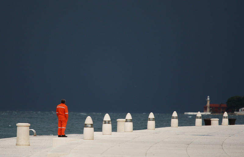 Zadar, 261110.
Oko 13 sati na grad Zadar srucilo se grmljavinsko nevrijeme praceno jakom kisom i tucom, te stvorilo probleme u prometu.
Na fotografiji: pogled u tamne oblake koji donose nevrijeme.
Foto: Vladimir Ivanov / CROPIX