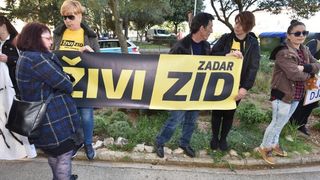 Ispred zadarskog Centra za socijalnu skrb, odrzan je prosvjed kako bi se izrazilo nezadovoljstvo nacinom rada djelatnika ove institucije. Prosvjed je potaknut nedavnim zbivanjima u skucaju obiteli Bozic. Photo: Dino Stanin/PIXSELL Autor  Dino Stanin/PIXS