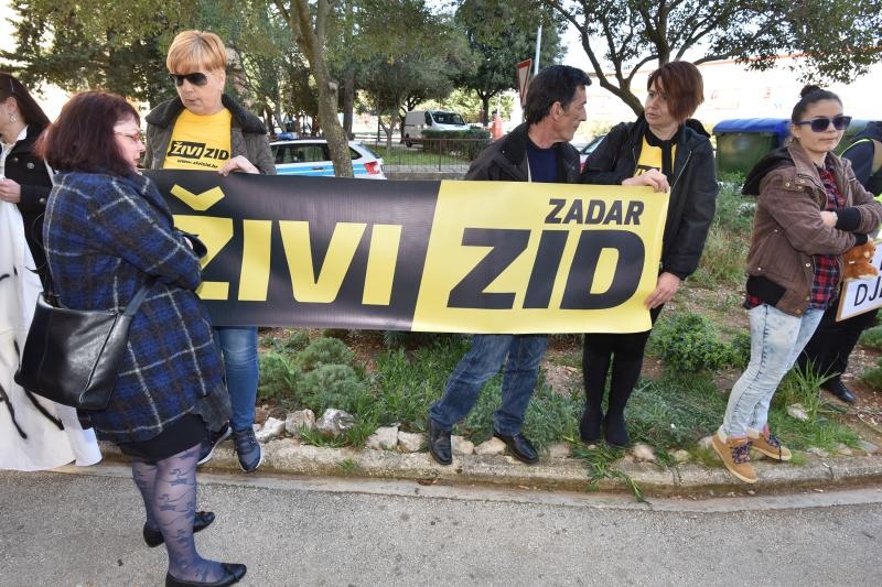 Ispred zadarskog Centra za socijalnu skrb, odrzan je prosvjed kako bi se izrazilo nezadovoljstvo nacinom rada djelatnika ove institucije. Prosvjed je potaknut nedavnim zbivanjima u skucaju obiteli Bozic. Photo: Dino Stanin/PIXSELL Autor  Dino Stanin/PIXS