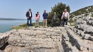Park prirode Vransko jezero: Predstavljena pronađena utvrda iz 15. stoljeća s naoružanjem na brdu Osridak-Gradina. Foto: Hrvoje Jelavić/PIXSELL Park prirode Vransko jezero: Predstavljena pronađena utvrda iz 15. stoljeća s naoružanjem na brdu Osridak-Gradina. Foto: Hrvoje Jelavić/PIXSELL