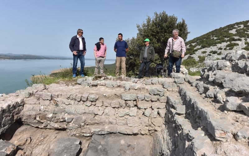 Park prirode Vransko jezero: Predstavljena pronađena utvrda iz 15. stoljeća s naoružanjem na brdu Osridak-Gradina. Foto: Hrvoje Jelavić/PIXSELL Park prirode Vransko jezero: Predstavljena pronađena utvrda iz 15. stoljeća s naoružanjem na brdu Osridak-Gradina. Foto: Hrvoje Jelavić/PIXSELL