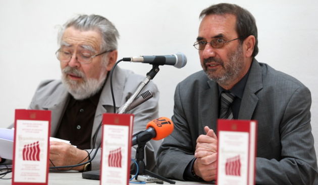 Zadar, 140512.
U Gradskoj lozi predstavljen je program Medjunarodnog natjecanja pjevackih zborova koji ce se odrzati u Zadru od cetvrtka do subote. Natjecat ce se 17. zborova.
Na slici: program su predstavili predsjednik Vijeca natjecanja Radovan Dunatov