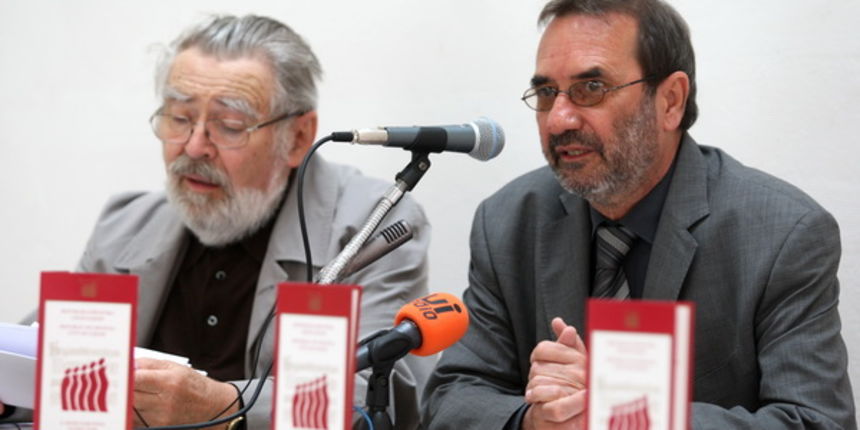 Zadar, 140512.
U Gradskoj lozi predstavljen je program Medjunarodnog natjecanja pjevackih zborova koji ce se odrzati u Zadru od cetvrtka do subote. Natjecat ce se 17. zborova.
Na slici: program su predstavili predsjednik Vijeca natjecanja Radovan Dunatov Zadar, 140512.
U Gradskoj lozi predstavljen je program Medjunarodnog natjecanja pjevackih zborova koji ce se odrzati u Zadru od cetvrtka do subote. Natjecat ce se 17. zborova.
Na slici: program su predstavili predsjednik Vijeca natjecanja Radovan Dunatov