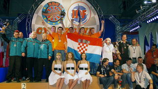 Pikado klub Varazdin proslavlja titulu klupskog prvaka Europe (slijeva): Krcmar, Jezernik, Komes, Kuster, Z. Lesic.